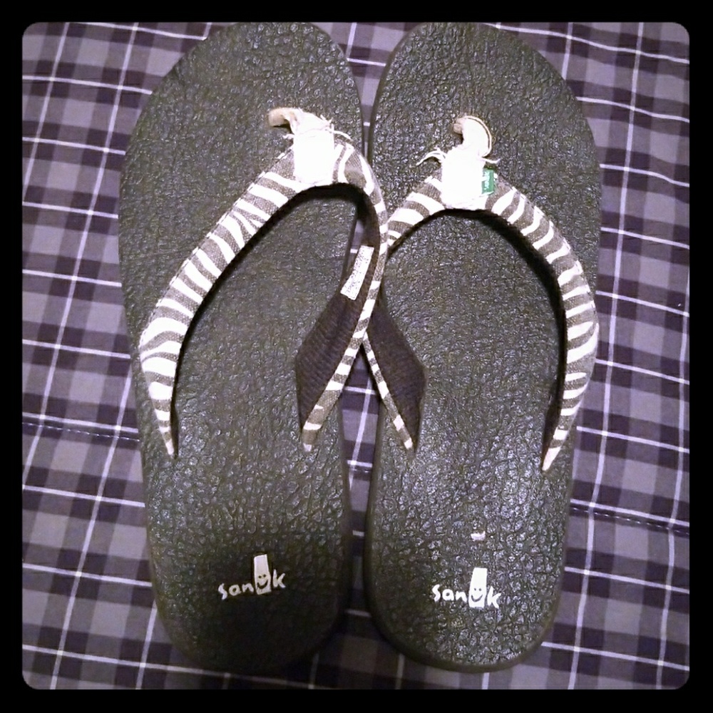 Sanuk flip flops size 8